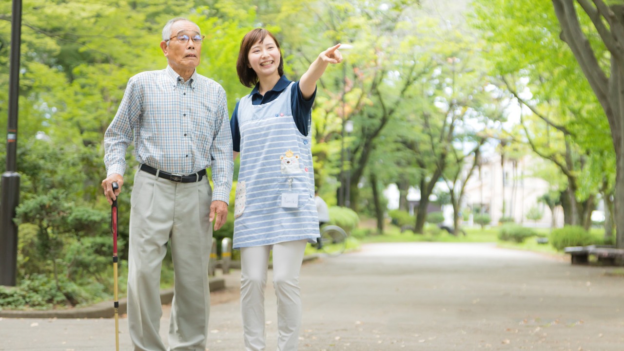 歩く高齢者