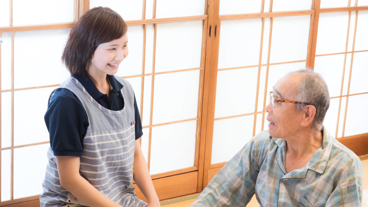 高齢者と話す介護士