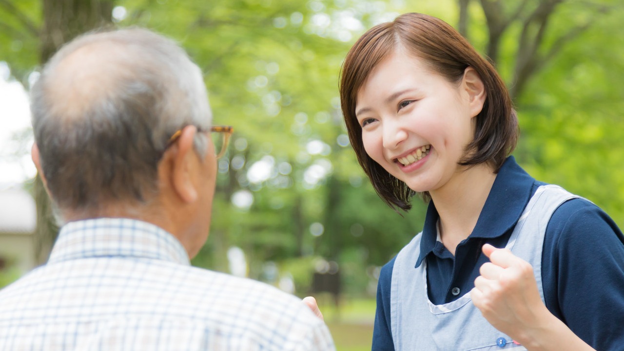 女性介護士