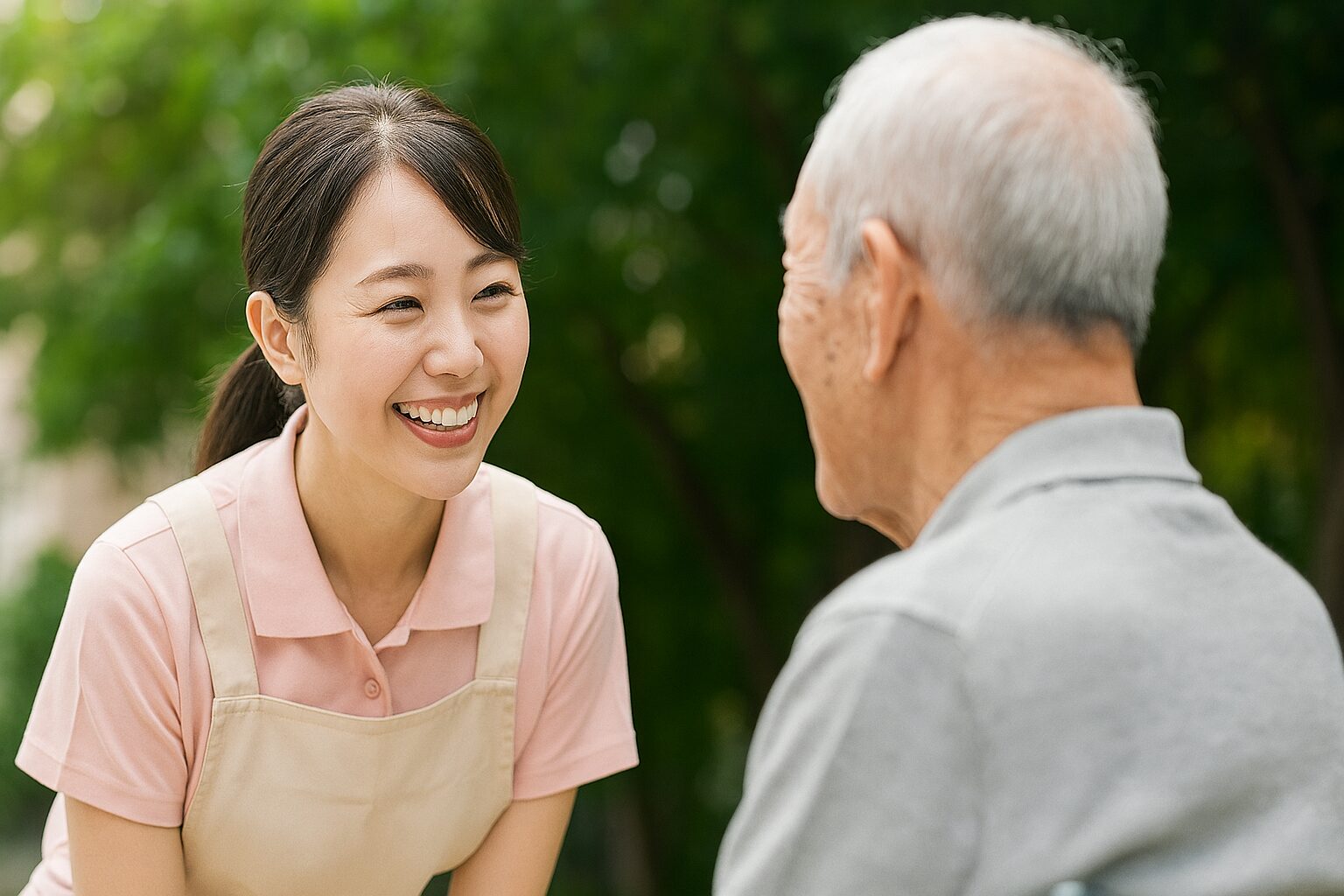 声掛けしている介護士